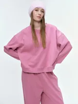 Buzo de cuello redondo y manga larga, con diseño oversize y corte relajado. Presenta puños y ruedo acanalados, confeccionado en tejido de textura suave.