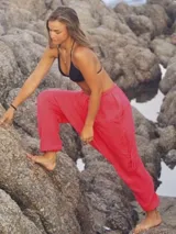 Pantalón babucha de tela de muselina color rosa.