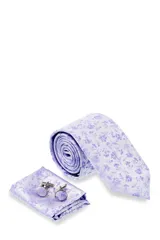 Set de regalo Florenzi, compuesto por corbata azul con estampado de flores blancas, pañuelo de bolsillo a juego y gemelos forrados en la misma tela. Presentado en caja negra con el logo de la marca.