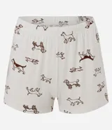 Pijama de dos piezas confeccionado en viscolycra con estampa de perros de color marrón sobre base blanca. Incluye una camisa de manga corta con solapas, cierre frontal con botones y un bolsillo en el pecho, y un short a juego con cintura elástica.
