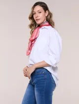 Bandana de satén cuadrada con estampado paisley y arabescos.