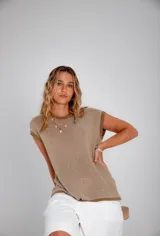 Blusa de tejido de punto con diseño a rayas horizontales finas, corte oversize y holgado, con cuello redondo y terminaciones en contraste.