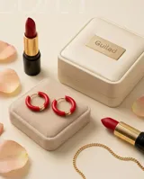 Aros tipo argolla pequeña de acero dorado con esmaltado en color rojo.
