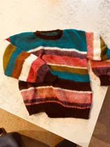 Sweater tejido en boucle multicolor con cuello redondo y puños ajustados.
