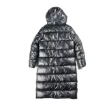 Campera puffer larga de acabado brillante, con capucha integrada, cuello alto, cierre frontal con botones a presión y puños elásticos.