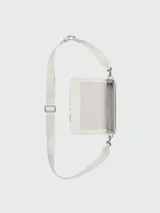 Cartera bandolera Marc Jacobs modelo The Mini Bag con estampado de margaritas de colores.