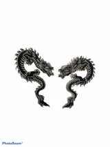 Par de aros con forma de dragón chino color rojo con detalles en plateado.