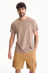 Bermuda cargo de gabardina con spandex color negro, con bolsillos laterales con solapa y cierre frontal.