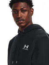 Canguro con capucha Under Armour Essential Fleece, color negro, de felpa ultrasuave de peso medio con interior cepillado. Cuenta con bolsillo delantero estilo canguro, puños y bajo acanalados, cordones ajustables con punteras metálicas y logotipo bordado en el pecho.