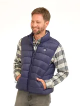 Chaleco acolchado tipo puffer color bordó, con cierre frontal y cuello alto. Presenta un diseño de costuras horizontales y logo circular en el pecho.