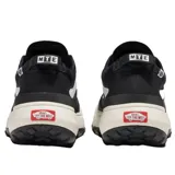 Championes Vans MTE Crosspath negros con detalles en blanco, suela de goma color crema y revestimiento resistente al agua.