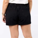 Short de jean negro con cintura elástica fruncida, cierre frontal con botón y bolsillos.
