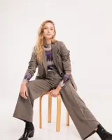 Polera de tul elastizado con cuello alto y mangas largas. Diseño con estampado abstracto en tonos azul, marrón y gris.