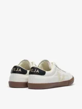 Championes Veja Panenka color blanco con detalles en beige y negro. Fabricados con cuero orgánico y suela de caucho amazónico.