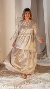Vestido largo dorado de lamé con cuello en V y mangas largas con volados.