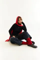 Top de manga larga con cuello alto, confeccionado en tejido de lycra y algodón. Presenta costuras a contratono, bordado central en el pecho, aberturas laterales en el ruedo y diseño con dedal en las mangas.