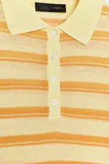 Polo de punto de manga corta con diseño a rayas horizontales en tonos amarillo claro y naranja, cuello camisero y cierre frontal de botones.