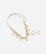 Conjunto de collar corto con colgantes circulares dorados y aros de aro martillados dorados.