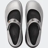 Zapatos Crocs modelo Stomp Metallic Mary Jane de plataforma alta en color plateado con suela chunky negra. Presenta tira en el empeine con cierre ajustable y detalle metálico.