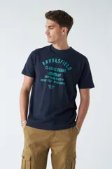 Remera de hombre azul marino con estampado frontal de la marca Brookfield en color celeste.