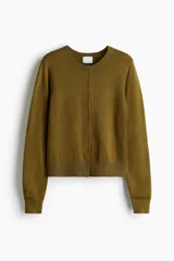 Saco de punto fino de mezcla de viscosa, color verde, con escote redondo y cierre frontal de botones. Cuenta con puños y bajo acanalados.
