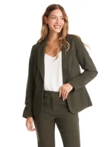 Blazer sastrero de corte entallado, color verde militar, con cuello de solapa, hombreras estructuradas, cierre frontal con botón a tono y bolsillos laterales con solapa.