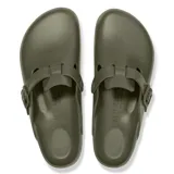 Zueco tipo mule Birkenstock modelo Boston, confeccionado en material EVA ligero y resistente al agua. Presenta diseño cerrado en la punta, plantilla anatómica y tira ajustable con hebilla lateral.
