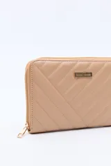 Billetera capitoneada en símil cuero color negro, con pespuntes en diagonal y cierre perimetral. Cuenta con un logo metálico dorado en el frente.