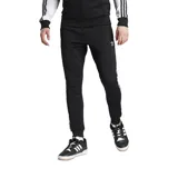Pantalón de jogging negro con tres rayas blancas a los lados y logo de Adidas bordado en el muslo.