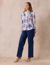Blusa de gasa estampada con flores, marca Zac & Rachel. Tiene cuello a la base con abertura central con botones y mangas largas abullonadas.