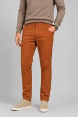Pantalón de gabardina color naranja, corte recto y diseño clásico de cinco bolsillos con cierre de botón y cremallera.