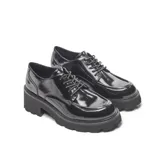 Zapato estilo oxford de charol negro, con cordones y plataforma gruesa de goma con relieve.