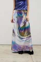 Falda larga de jersey con estampado abstracto multicolor de efecto holográfico.