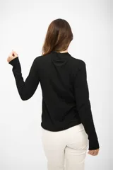 Buzo de tejido de punto fino en color negro, con cuello redondo y mangas largas, de corte clásico y ajuste cómodo.