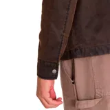 Chaqueta de estilo chore en color marrón oscuro con acabado encerado. Presenta cierre frontal completo con cremallera metálica, cuello camisero, bolsillos laterales y un bolsillo con cremallera en el pecho con detalle de logo de la marca.