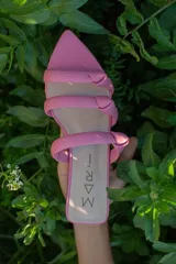 Sandalias negras de cuero con punta fina y tiras finas con nudos.