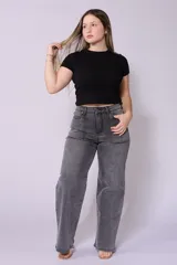 Jean de mujer, tiro alto, color gris claro lavado, corte wide leg (pierna ancha) con detalles de costuras y bolsillos frontales tipo parche.