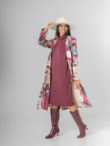 Tapado largo de mujer con estampado artístico abstracto en tonos rojizos, burdeos, azules y beige. Posee cuello solapa y calce recto.