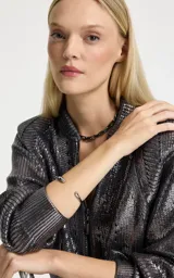 Pulsera rígida abierta de metal plateado con diseño minimalista de extremos redondeados y acabado pulido.