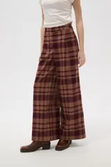 Pantalon de corte recto y tiro alto, con estampado de cuadros en tonos marrones y bordó. Presenta bolsillos laterales y cierre frontal.