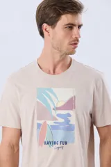 Remera gris de manga corta con cuello redondo y estampa frontal de paisaje costero con tablas de surf y la leyenda "Having Fun".