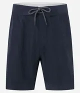 Bermuda de hombre estilo surf, color beige, con cintura fija, cordón contrastante y bolsillo trasero con tirador.