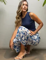 Pantalón fluido de tiro alto con estampado floral en tonos azul y blanco. Presenta una pretina trasera elastizada para mayor comodidad, bolsillos delanteros y corte recto.