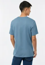 Remera básica celeste de corte regular, con cuello redondo y mangas cortas.