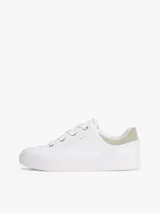 Zapatillas de tenis Tommy Hilfiger de corte bajo, confeccionadas en piel napa blanca con paneles de textura en color verde claro en el talón. Presentan suela gruesa de goma, cierre con cordones y logo metálico en bajo relieve en el lateral.