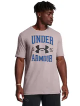 Remera de manga corta Under Armour, color gris claro, con cuello redondo acanalado y estampa frontal con el logo de la marca y el texto 'Under Armour 1996' en azul y negro.