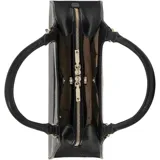 Cartera Guess modelo Isobel de formato hobo, color negro, con estructura rígida y cierre superior. Presenta detalle de logo triangular metálico en el frente y colgante decorativo en forma de corazón con herrajes dorados.