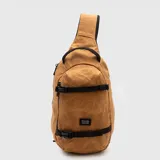 Bolso tipo bandolera de diseño ergonómico, color tostado, con correas ajustables negras y cierres waterproof. Cuenta con tres divisiones internas y puede llevarse cruzado al frente o en la espalda.