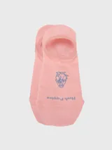 Calcetín invisible de corte bajo color rosado, confeccionado en tejido suave con detalle de logo bordado en la parte superior.