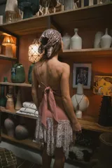 Minifalda negra de encaje con volados y cintura alta.